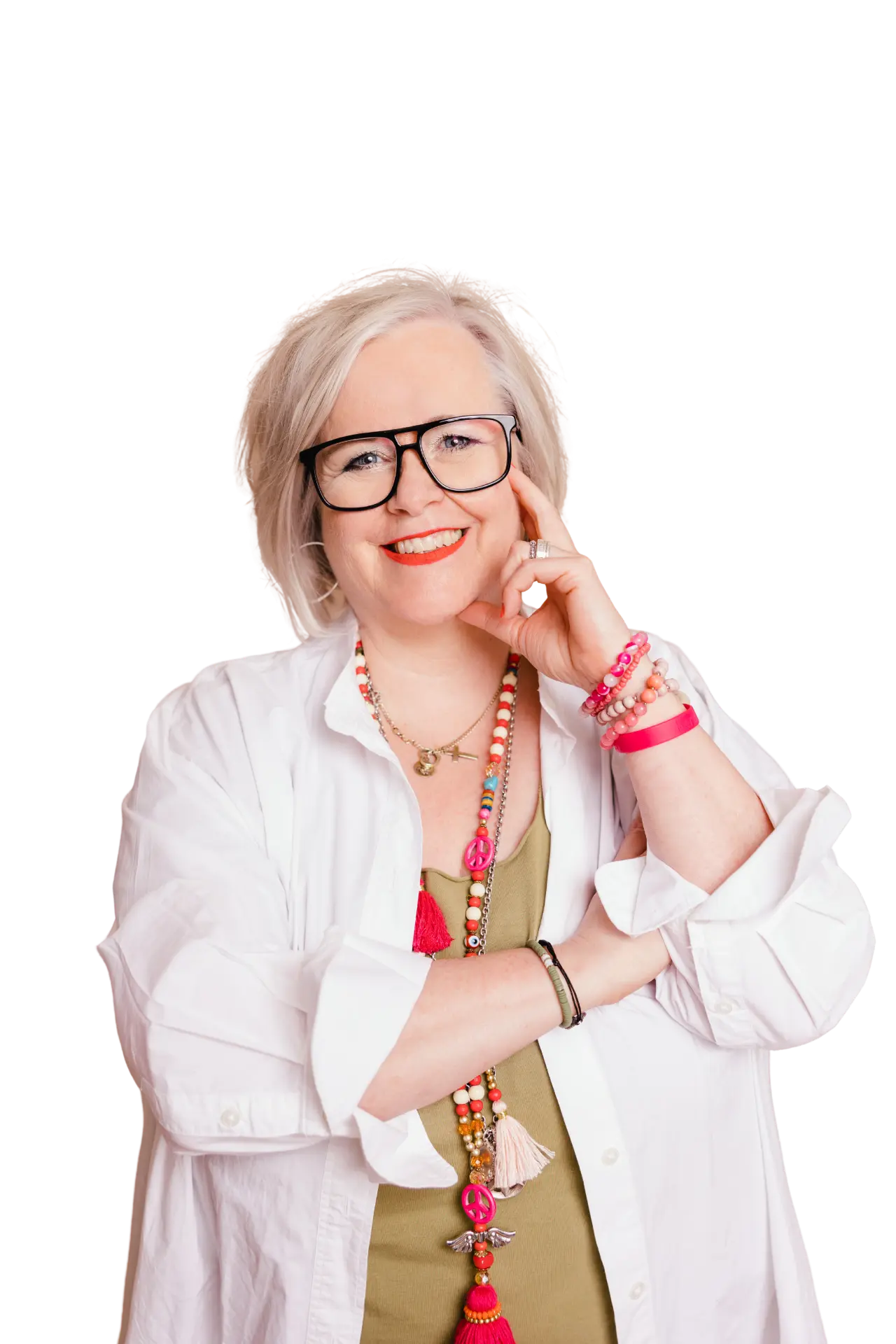 Alexandra Ballhorn, freigestelltes Porträt, lächelnd mit Brille und weißer Bluse